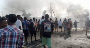 Angry residents block Kaduna-Abuja expressway to protest kidnapping and banditry