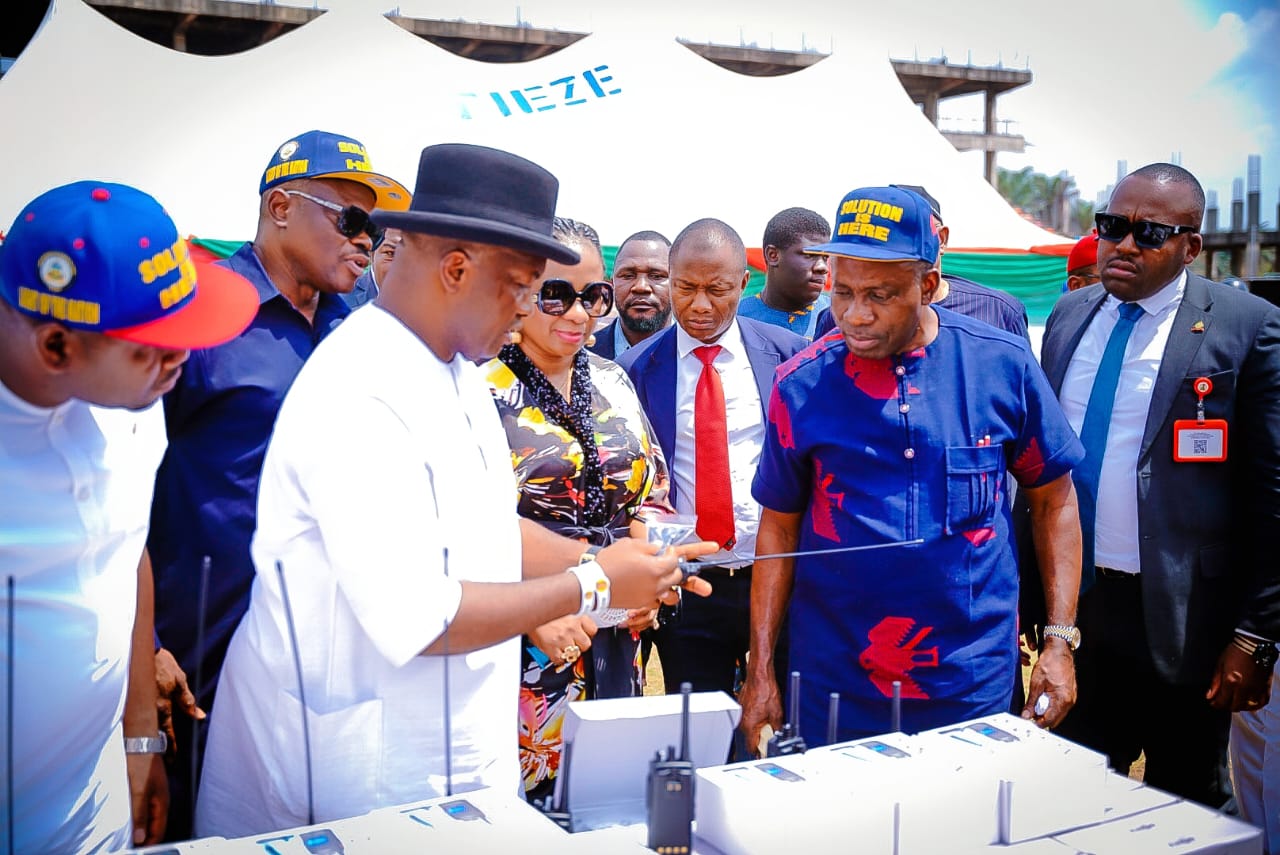Senator Ifeanyi Ubah donates security gadgets to Anambra State (photos)